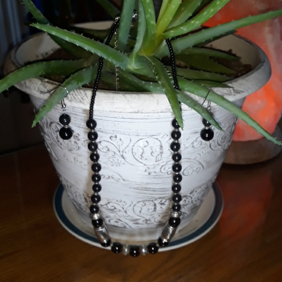 Black stone and silver accent necklace & earrings - Picture 2 of 9